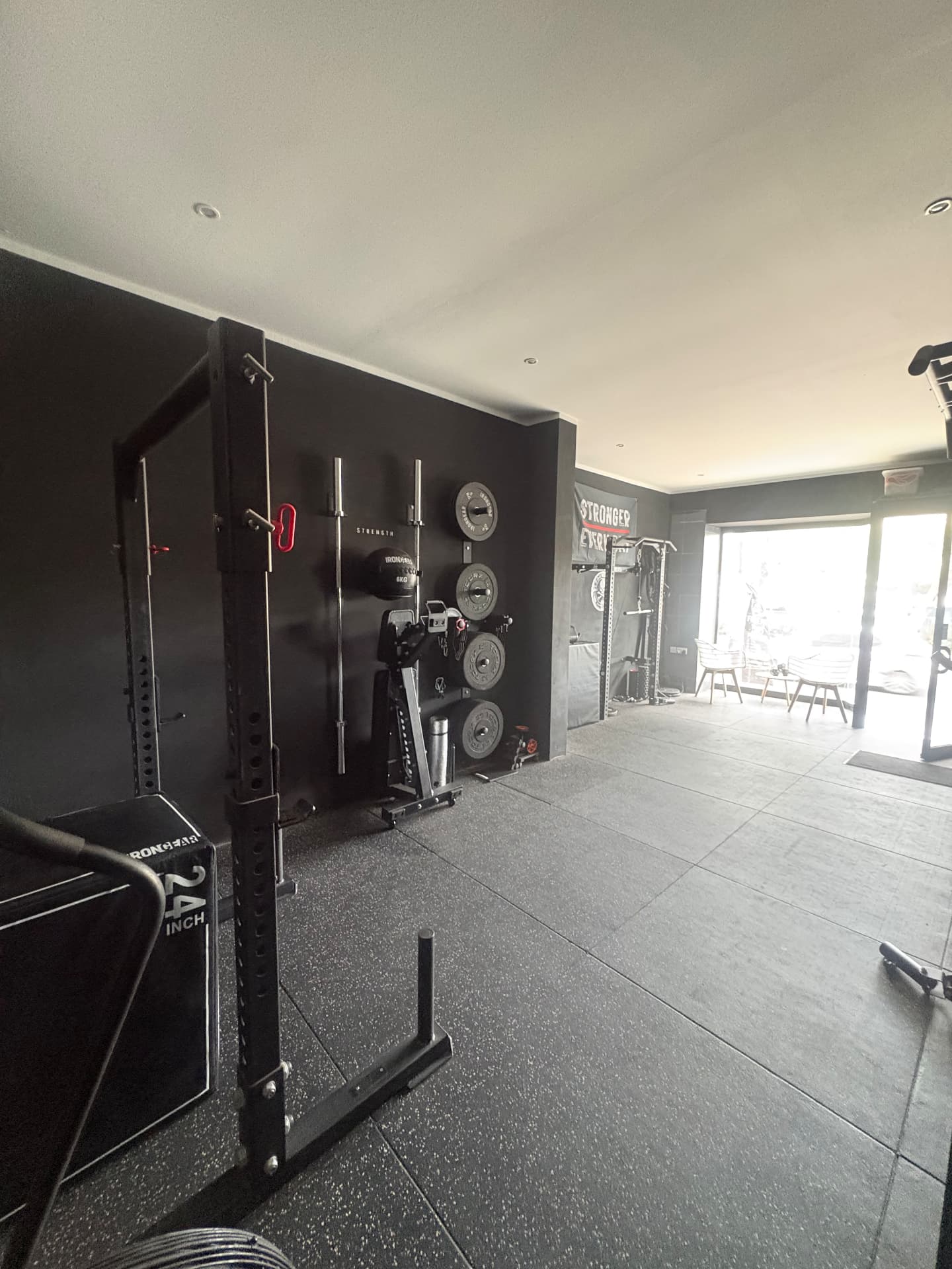 Squat rack and weight plates at ForceFit Pietà